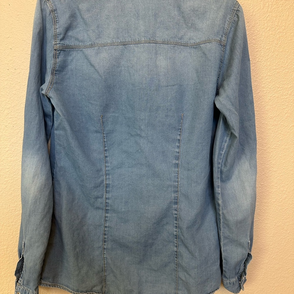 STRADIVARIUS DENIM SHIRT PEARL SNAP WOMENS BLUE BUTTON UP LONG SLEEVE SMALL - Picture 3 of 5